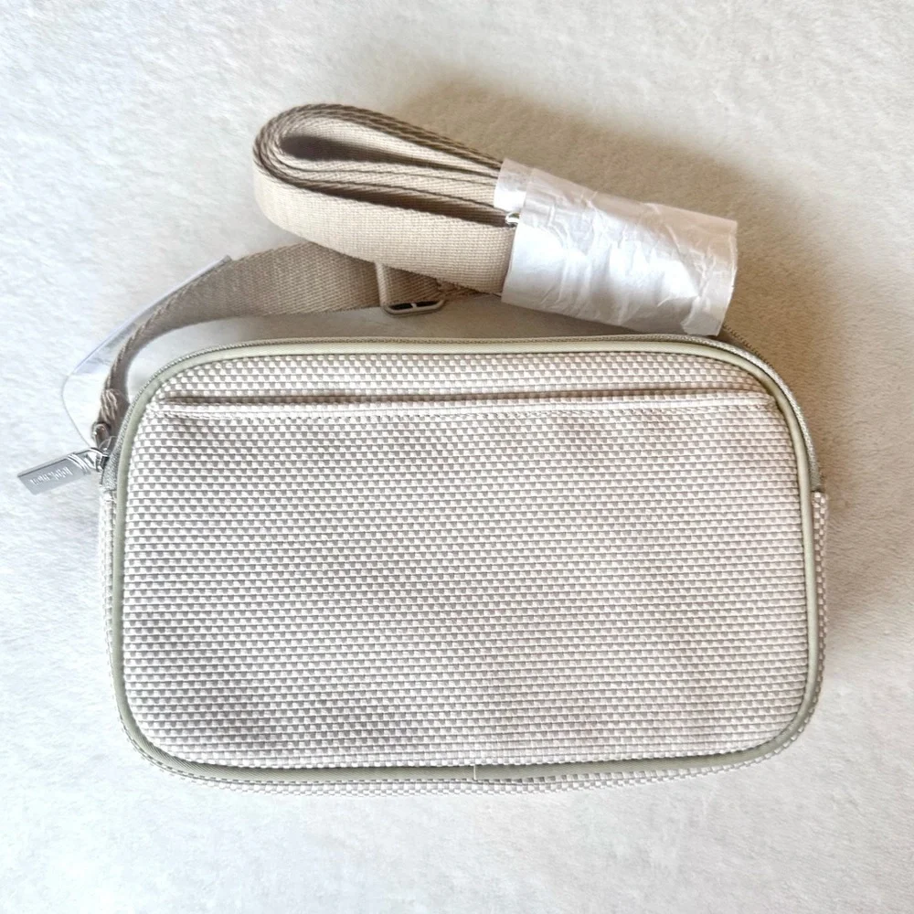 NWT Lululemon Crossbody Camera Bag *Canvas 2L – Movage Tan/Light Ivory/Raw Linen - Picture 3 of 16